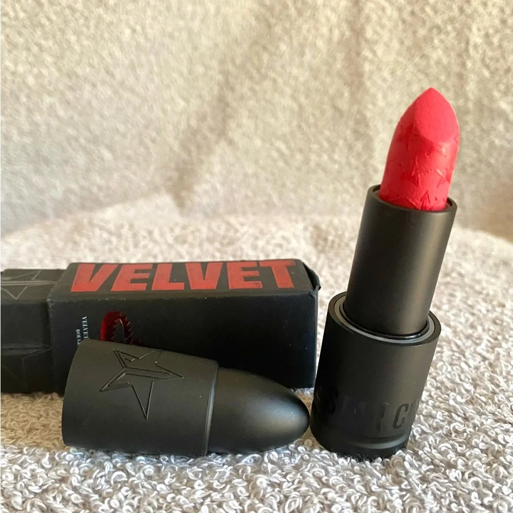 Jeffree Star Velvet trap lipstick in shade Best hair, a vibrant red new in box